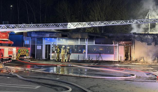 Six commerces touchés par un incendie durant la nuit à Marcinelle