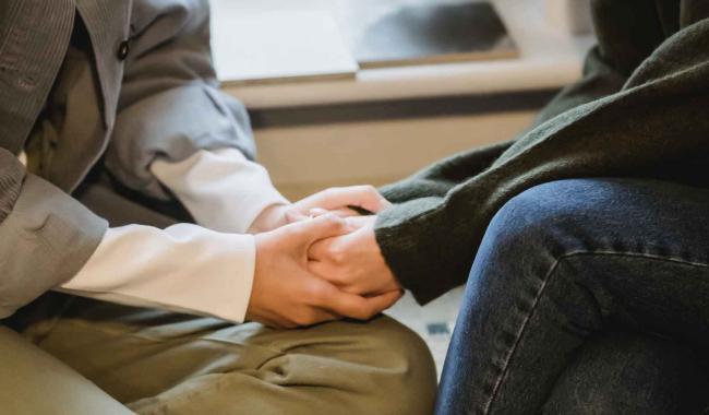 Soulagés, les aidants-proches demandent à bénéficier d'un vrai statut social