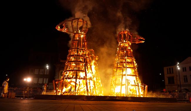 Carnaval de Charleroi : les corbeaux de bois brûlent et emportent les idées noires carolos !