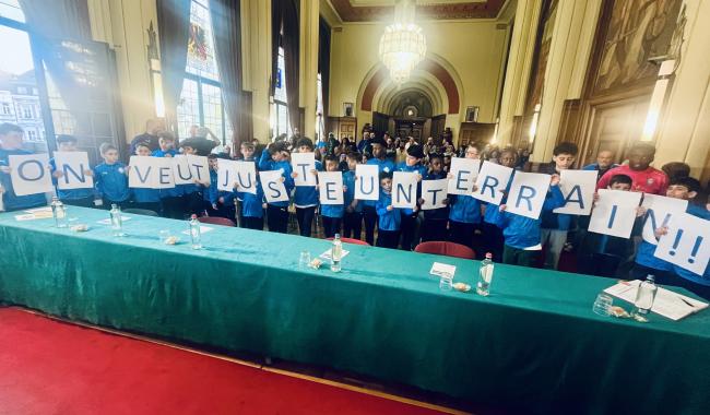 « On veut juste un terrain » : des enfants présents au conseil communal carolo