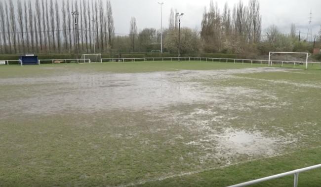 Terrain synthétique à Jumet: le Loch Ness carolo