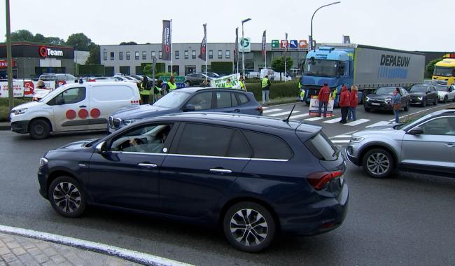 Grogne des enseignants: Importante mobilisation au rond-point Caterpilar à Gosselies