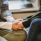 Soulagés, les aidants-proches demandent à bénéficier d'un vrai statut social