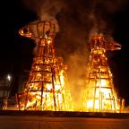 Carnaval de Charleroi : les corbeaux de bois brûlent et emportent les idées noires carolos !