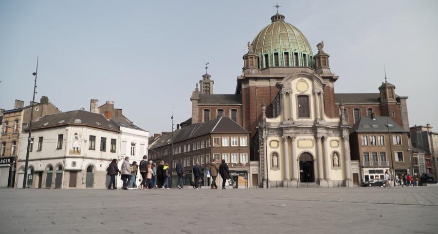 Tourisme : immersion au coeur d'une balade guidée à Charleroi pour les participants individuels