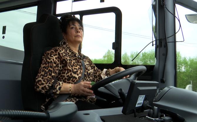 Série Promotion Sociale: A 57 ans, Nadja est en passe de devenir conductrice d'autocar
