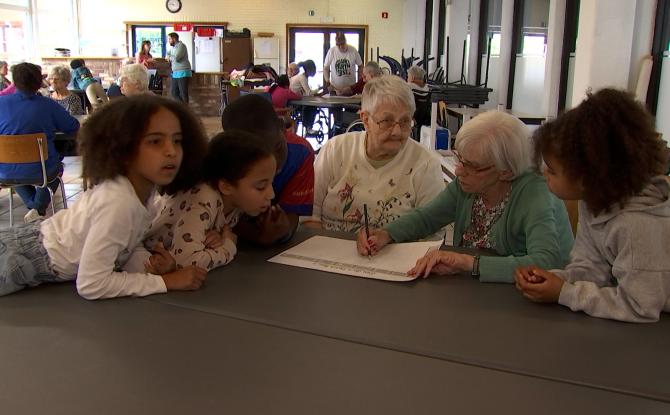 Rencontre entre des jeunes et des résidents à la maison de repos "No P'tits Nid" à Gilly