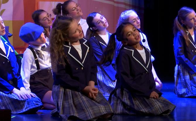 « Qui a eu cette idée folle ? », une comédie musicale des jeunes talents de la MV School