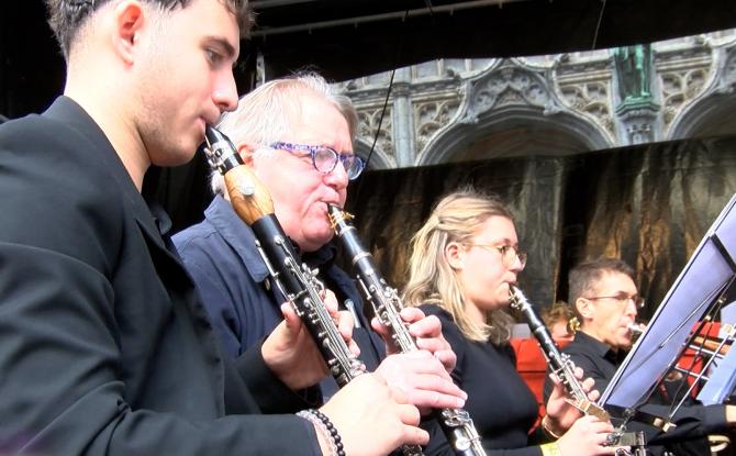 C Local : l'Orchestre d'Harmonie du Val d'Heure sur la Grand-Place de Bruxelles