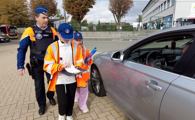 Châtelineau : de petits policiers en mission contre les mauvais stationnements autour de leur école