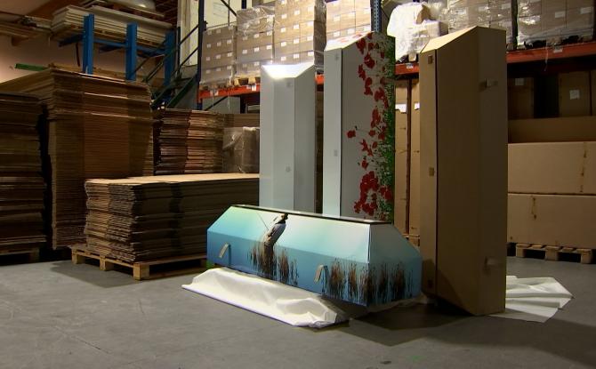 Cercueil en carton: la révolution des funérailles écologiques
