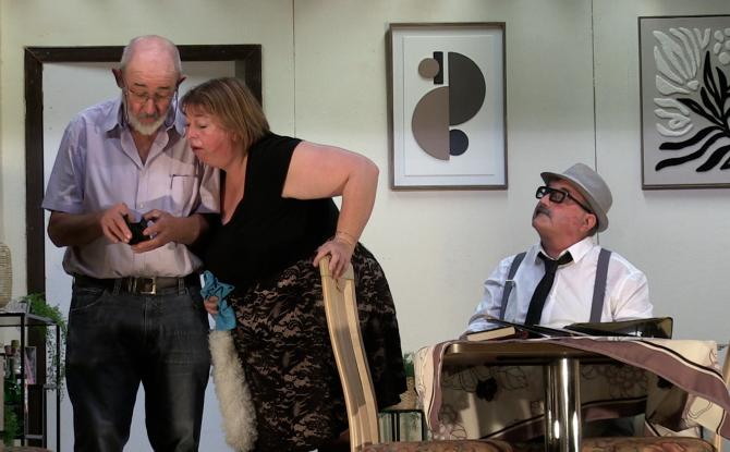 C Local : "Marqué pont d'chance", théâtre wallon à l'école de Sars-la-Buissière