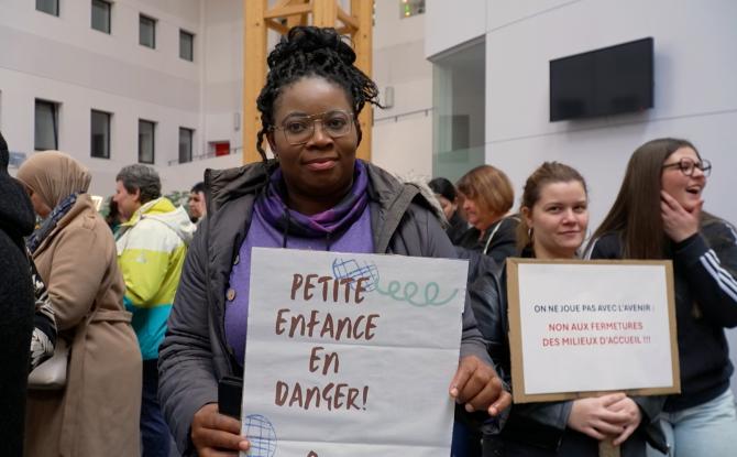 « 300 enfants sans places, 80 accueillantes sans emploi » : Les Petits Câlins alertent