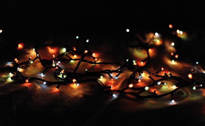 Testachats met en garde contre plusieurs modèles risqués de guirlandes de Noël