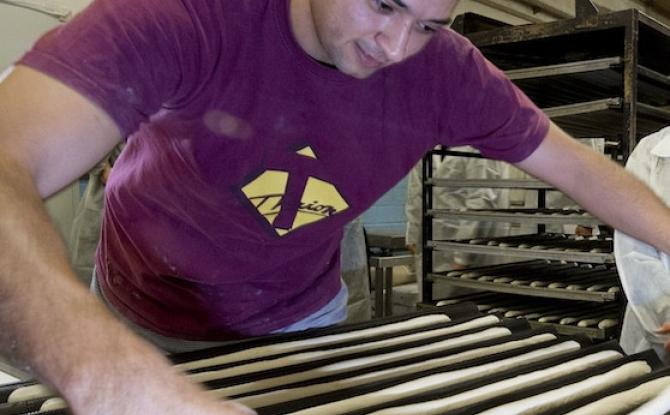 La réforme du travail de nuit pourrait faire perdre 3.180 euros par an à un travailleur