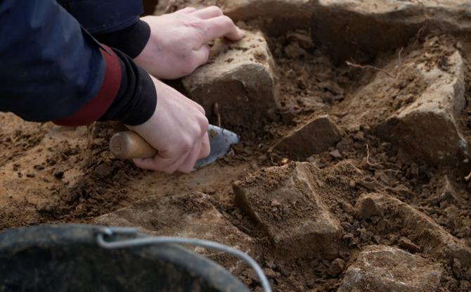 Découverte de vestiges au prieuré d’Oignies : des élèves assistent aux fouilles