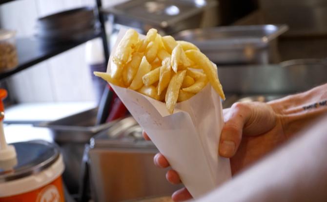 Fontaine-l'Evêque : en réaction à la hausse de la TVA sur les plats à emporter, ils baissent le prix de leur paquet de frites