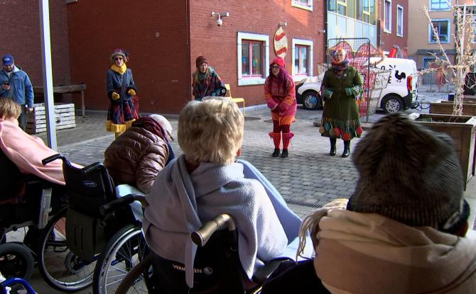 La Wallo’Mobile d’El Bwèsse à Téyate illumine les maisons de repos à Noël