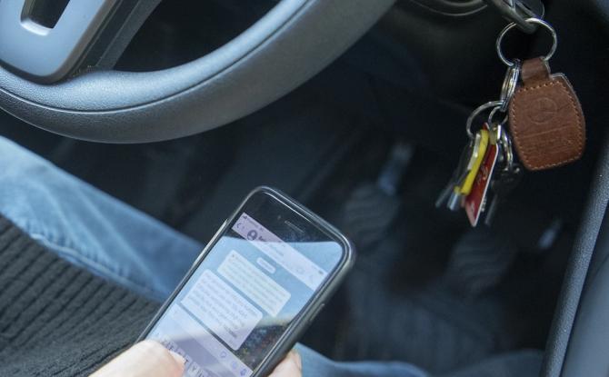 Vias estime que les réseaux sociaux ont un impact négatif sur le comportement routier des jeunes