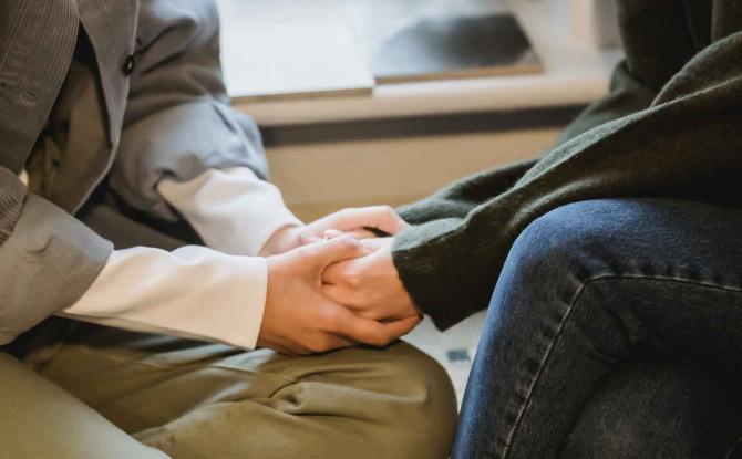 Soulagés, les aidants-proches demandent à bénéficier d'un vrai statut social