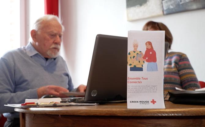 Fracture numérique: à Chimay, la Croix-Rouge au secours des seniors