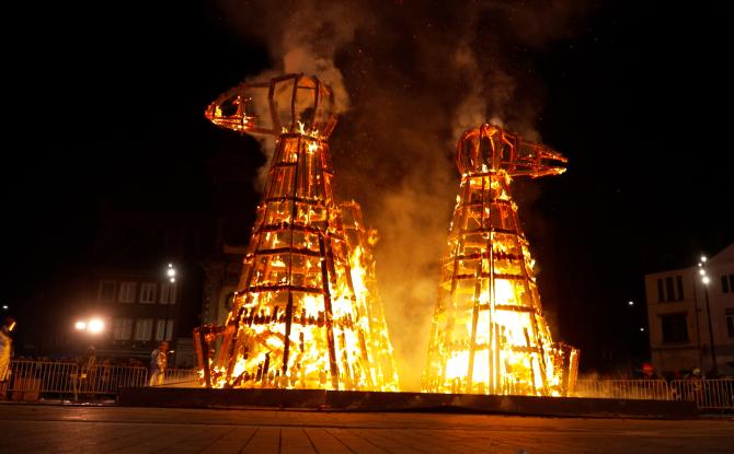 Carnaval de Charleroi : les corbeaux de bois brûlent et emportent les idées noires carolos !