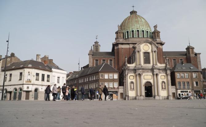 Tourisme : immersion au coeur d'une balade guidée à Charleroi pour les participants individuels