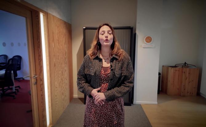 Une éducation presque parfaite : Quand l'actu s'invite très tôt