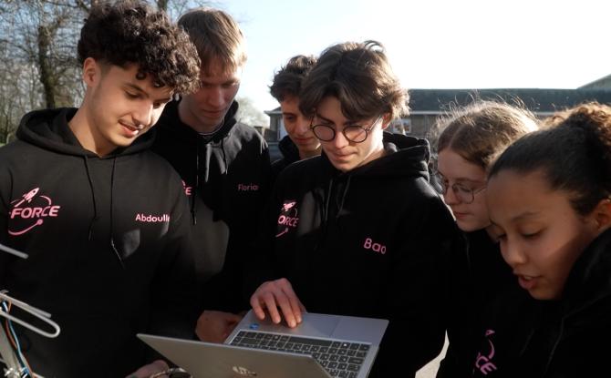 Gosselies: des élèves construisent leur minisatellite pour le concours CanSat