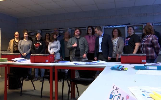 Des femmes formées à l’électromécanique pour répondre à la pénurie en Wallonie