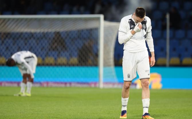 Jupiler Pro League : Charleroi, réduit à dix, débute les Europe playoffs par une défaite