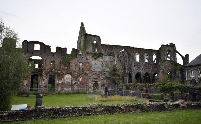 Le chantier de rénovation de l'Abbaye d'Aulne à l'arrêt à cause... d'un faucon pèlerin