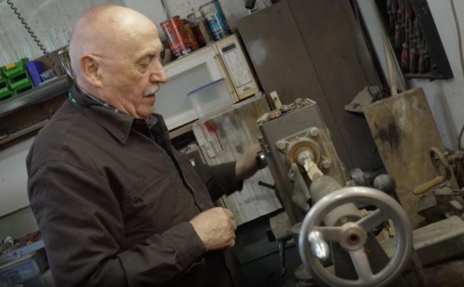 Jacky transforme le bois récupéré en stylos uniques artisanaux