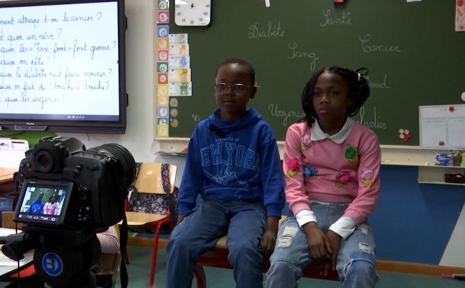 Des élèves de primaire posent leurs questions sur le cancer à des médecins