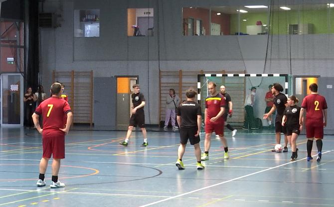 Des apprenants de l'IFAPME tapent le ballon pour l'association Younited