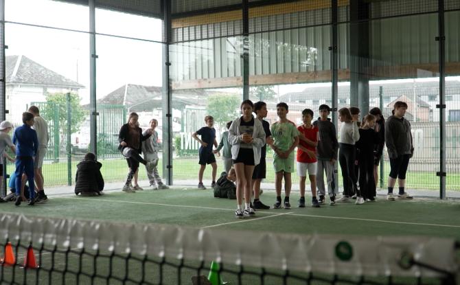 Chapelle-lez-Herlaimont : les Olympiades scolaires rassemblent les élèves autour du sport collectif