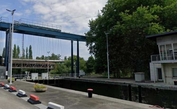 La porte intermédiaire de l'écluse de Monceau-sur-Sambre va être remplacée