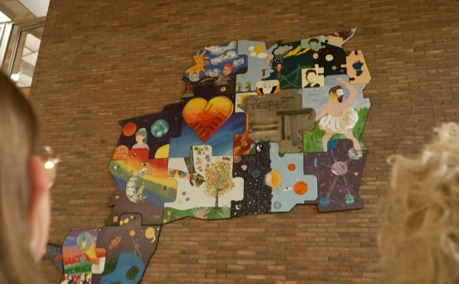 Une fresque réalisée par 600 élèves prend place à l'Athénée Yvonne Vieslet