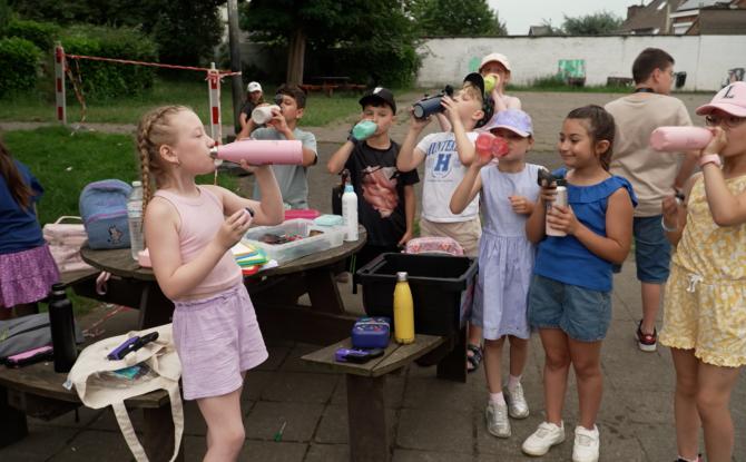 Canicule : à Roux, les élèves apprennent dehors pour tenter d'échapper à la chaleur